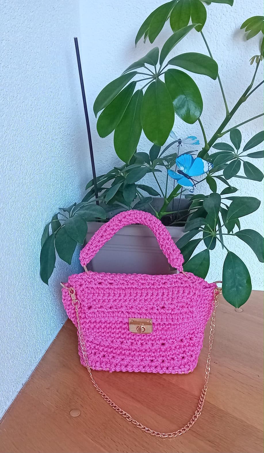 Mila — pink heklana torba sa zlatnim lancem