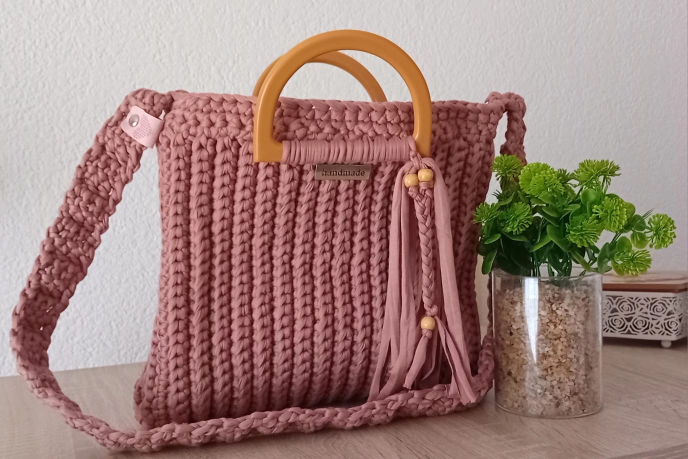 Roze heklana torba sa drvenim ručkama i resicama
